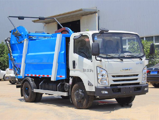 江鈴凱銳國(guó)六無泄漏壓縮式垃圾車